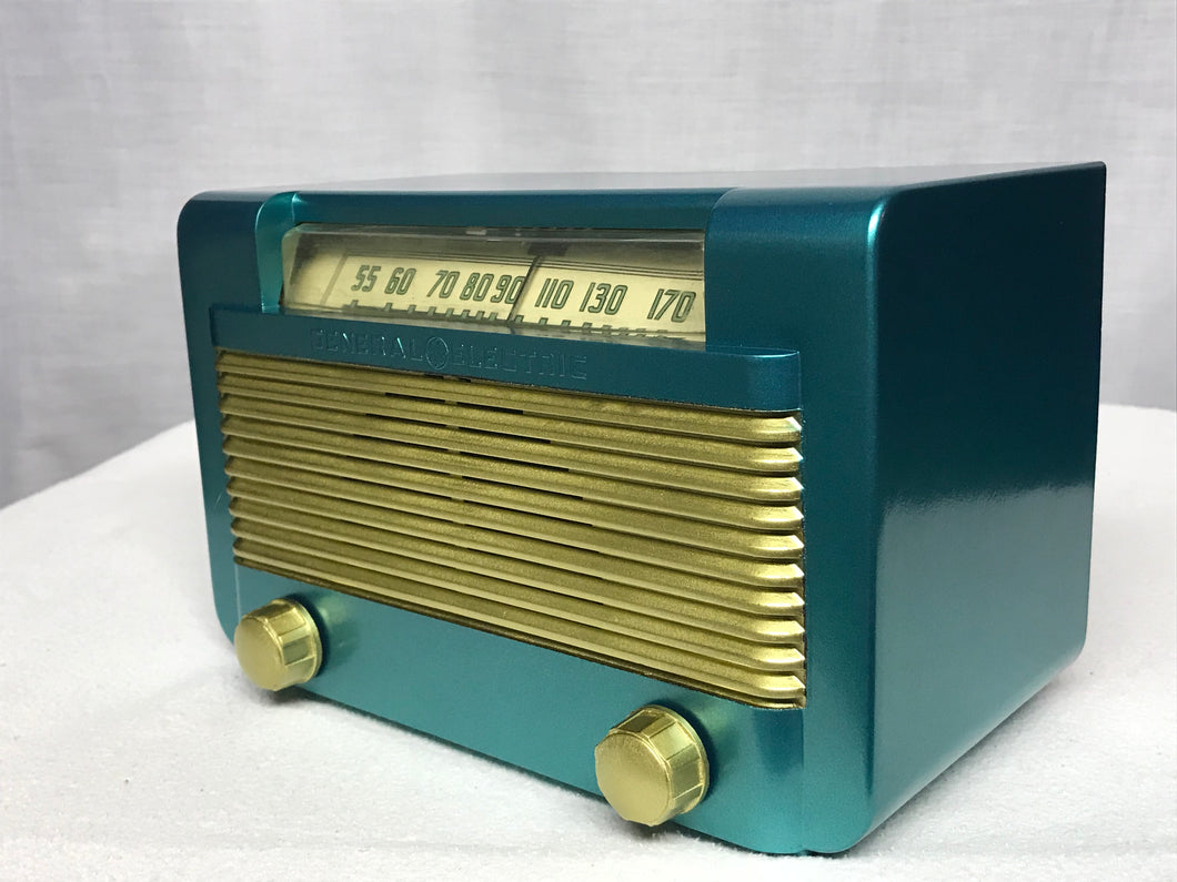 1947 General Electric C-121 Tube Radio