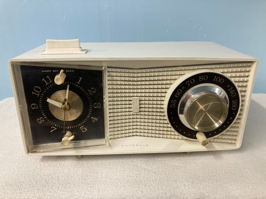 Motorola AC3AH Mid Century Clock Radio