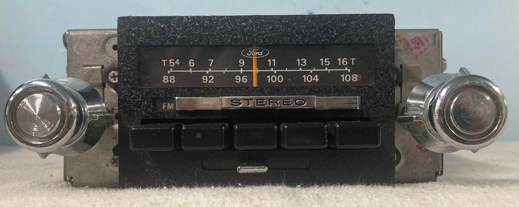 Ford AM/FM radio with Bluetooth And Aux Input